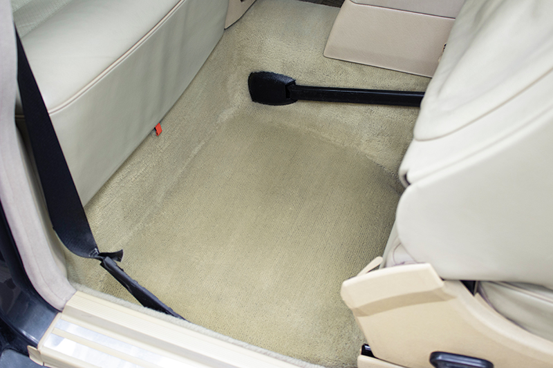 Reiniging tapijt auto - Mercedes 300CE